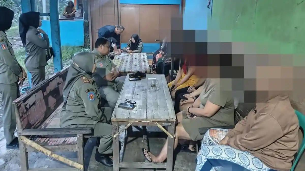 RAZIA SATPOL PP - Kasatpol PP Brebes Caridah membina para PSK di lokalisasi dalam razia pada Rabu 25 Februari 2026