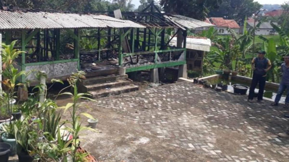 KEBAKARAN PONDOK PESANTREN - Kebakaran Pondok Pesantren Darull Ibtida yang berada di wilayah Desa Parakanmuncang, Kecamatan Nanggung, Kabupaten Bogor.