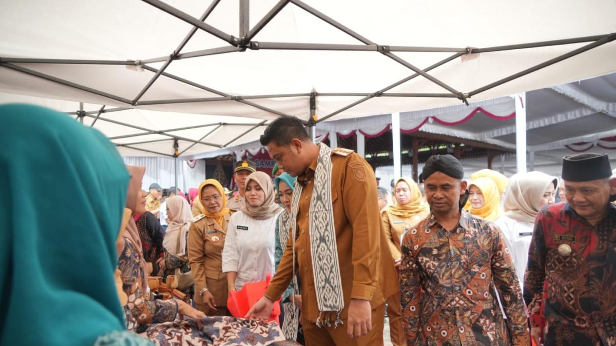 PROGRAM SAMBUNG RASA - Keberagaman produk UMKM Desa Jarum, Kecamatan Bayat, Klaten, kembali mencuri perhatian Bupati Klaten Hamenang Wajar Ismoyo dalam acara Sambung Rasa yang digelar di Joglo Mojoarum pada Selasa (30/9/2025).