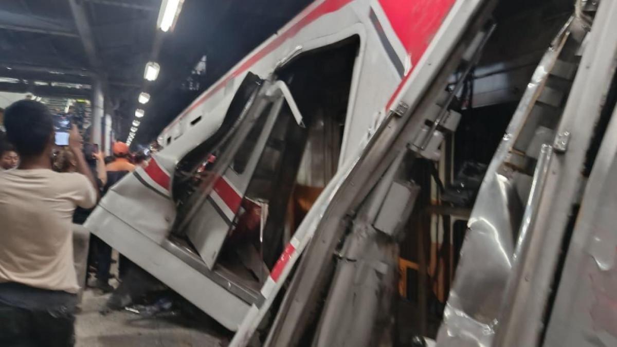 KECELAKAAN KERETA - Kereta Api Argo Bromo Anggrek dan Kerta Listrik (KRL) Bekasi-Jakarta terlibat kecelakaan di Stasiun Bekasi Timur, Kota Bekasi, Senin (27/4/2026) malam.