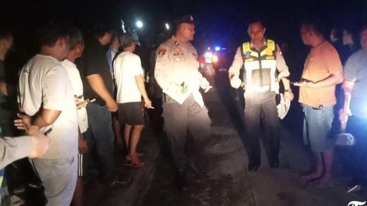 KECELAKAAN MAUT - Kecelakaan maut terjadi di Plupuh, Sragen, Jawa Tengah. Empat orang dilaporkan tewas dalam peristiwa tabrak lari yang menggemparkan warga.