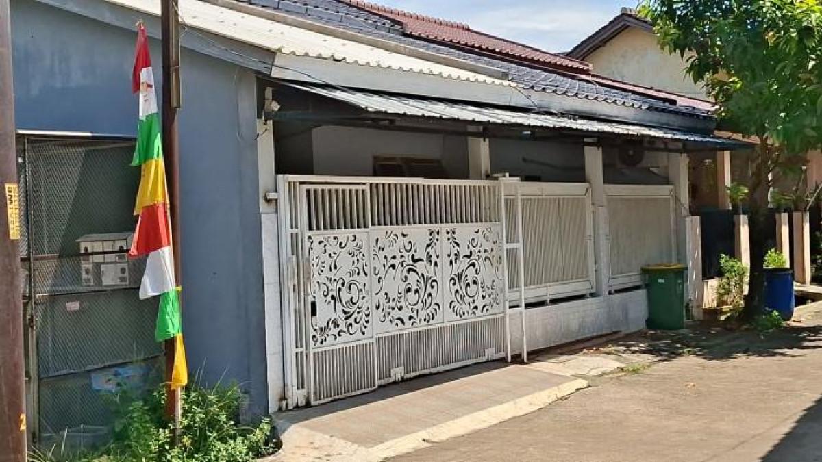 RUMAH NOEL - Kediaman Wakil Menteri Ketenagakerjaan (Wamenaker) Immanuel Ebenezer alias Noel di Depok, Jawa Barat, Kamis (21/8/2025) siang terlihat sepi.