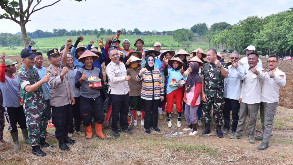 SWASEMBADA GULA SUKOHARJO - Kegiatan tanam perdana tebu di Desa Rejosari, Kecamatan Polokarto, pada Jumat (21/11/2025).