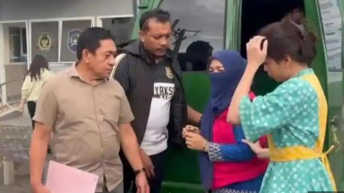KEPSEK KORUPSI - Kejari Gowa menatapkan kepala sekolah SMPN I Pallangga inisial HS sebagai tersangka kasus korupsi dana BOS. Kerugian negara disebut capai Rp1,37 Miliar.