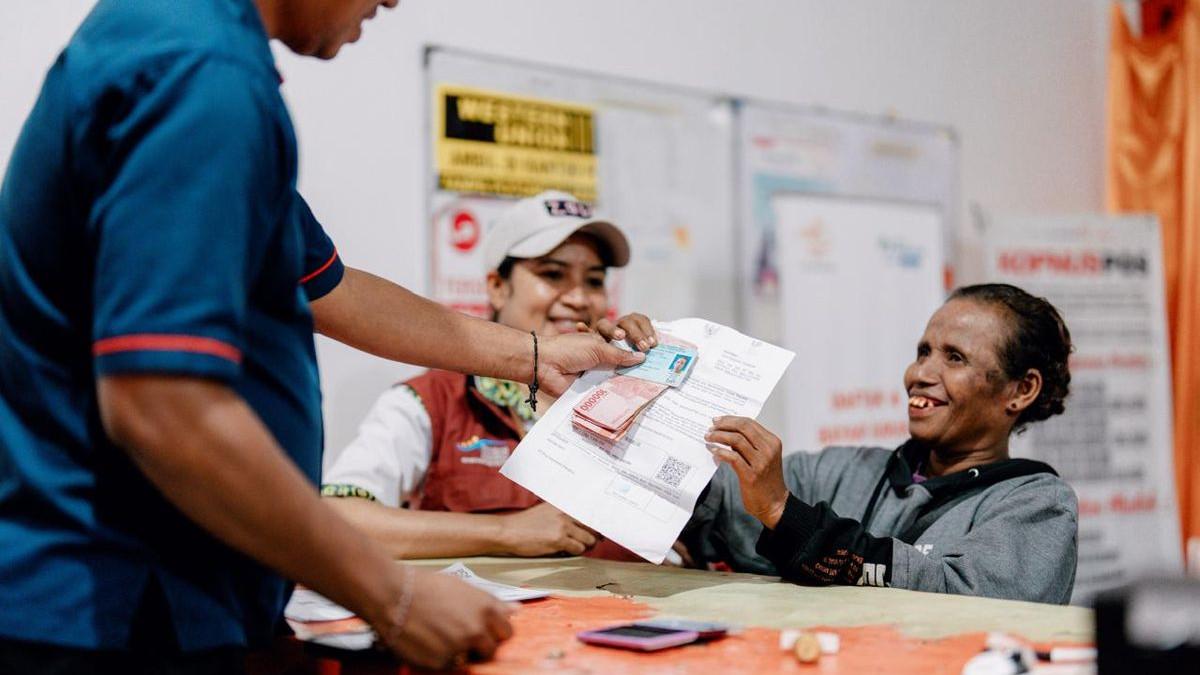 BANSOS 2026 - Kementerian Sosial menyalurkan bansos PKH dan sembako telah disalurkan secara bertahap kepada penerima manfaat pada bulan Ramadhan 2026.