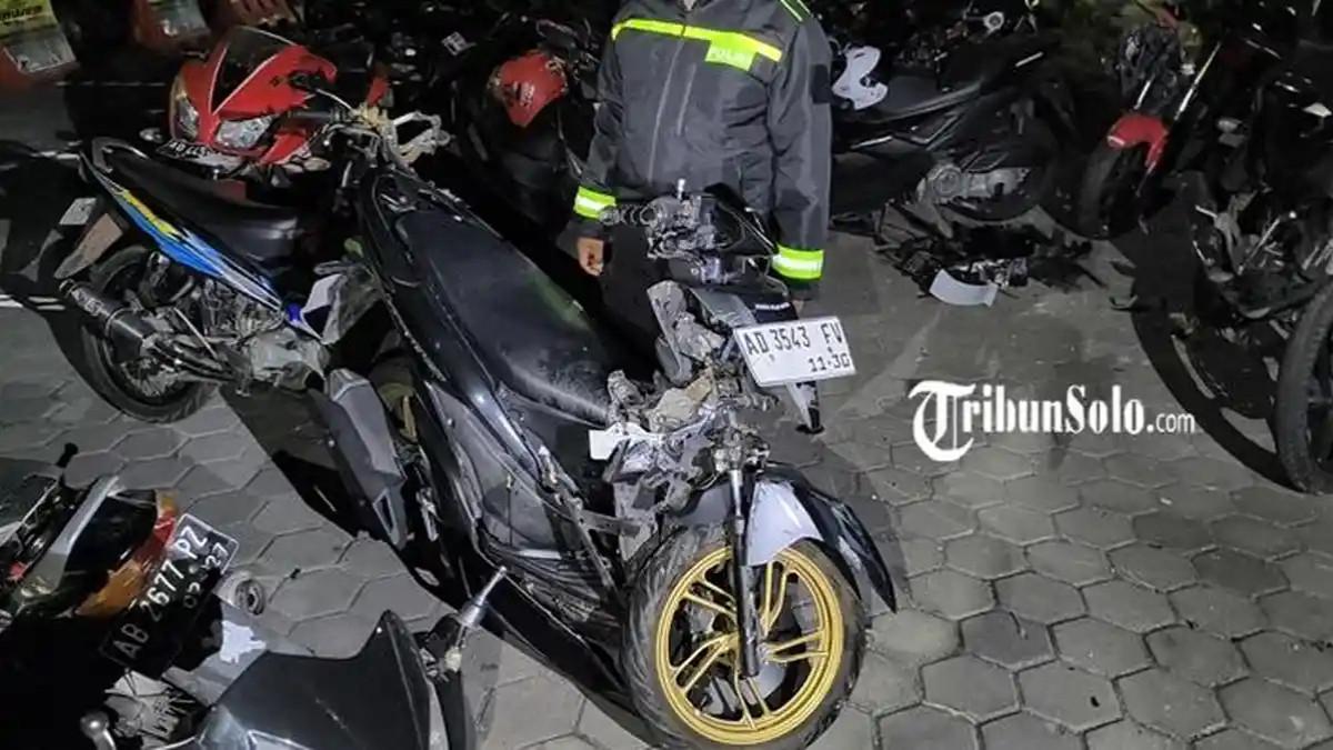KECELAKAAN MAUT - Kendaraan ringsek akibat kecelakaan adu banteng motor Honda Vario dengan pikap, di Jalan Karangwuni-Pedan, Desa Cetan, Kecamatan Ceper, Kabupaten Klaten, Jawa Tengah, pada Senin (11/5/2026) malam. Begini kronologi kecelakan tersebut.