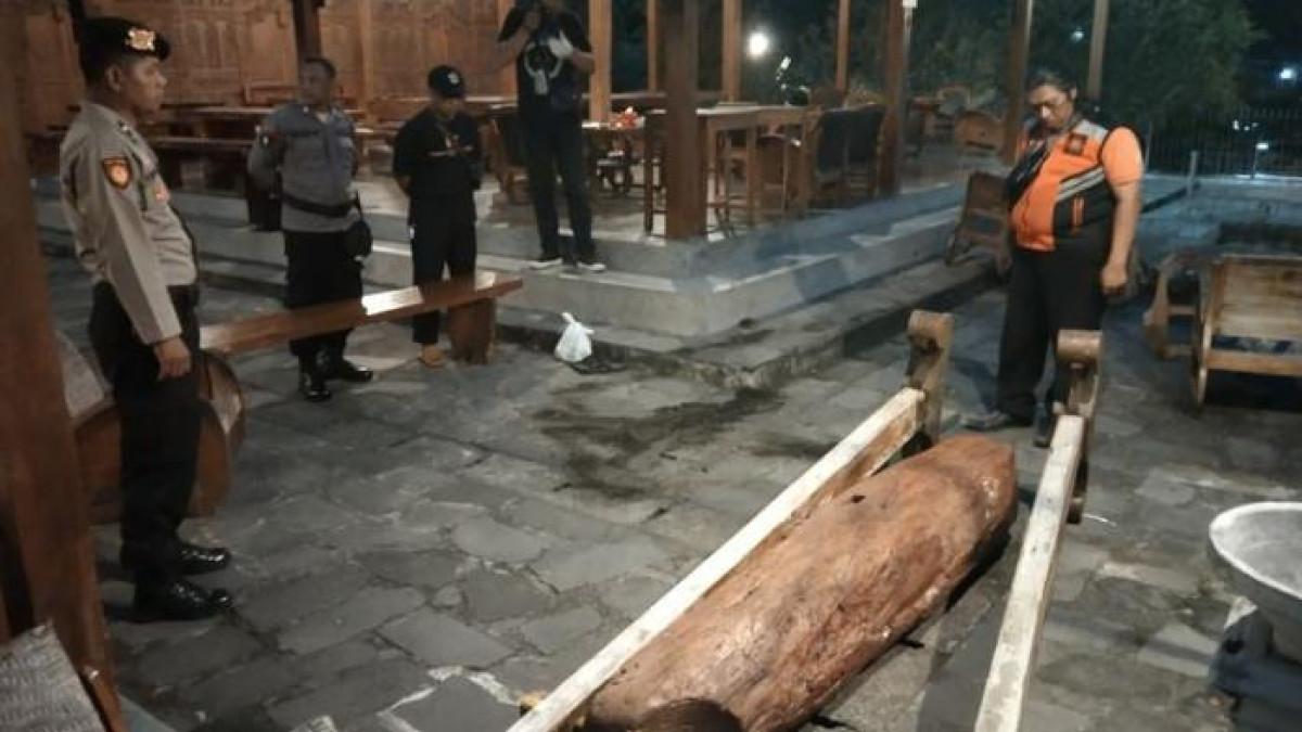 TERTIMPA KENTONGAN RAKSASA - Polisi mengolah TKP bocah enam tahun tewas tertimpa kentongan ukuran besar di Rumah Makan Kopi Ingkar Janji di Kapanewon Girimulyo, Kabupaten Kulon Progo, Daerah Istimewa Yogyakarta.