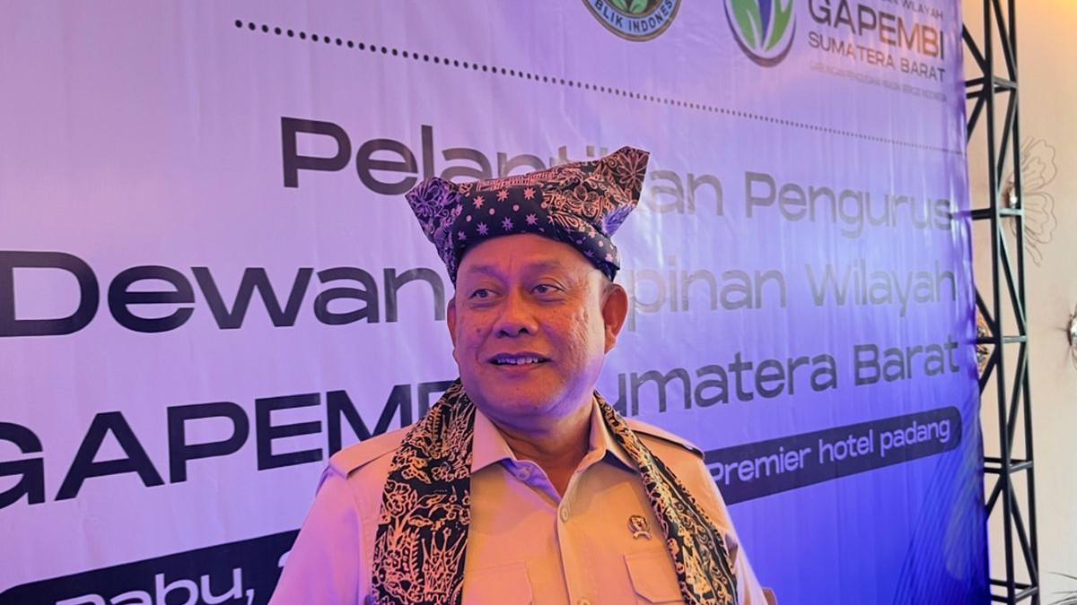 KABAR MBG - Kepala BGN Dadan Hindayana saat menghadiri pelantikan pengurus gapembi sumbar di Kota Padang,Sunatera Barat, Rabu (22/4/2026).