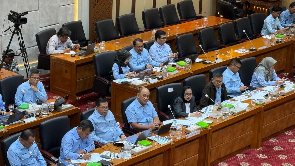 SOSOK DADAN - Kepala BGN Dadan Hindayana saat rapat bersama Komisi IX DPR di Gedung DPR, Senayan, Jakarta, Rabu (12/11/2025).