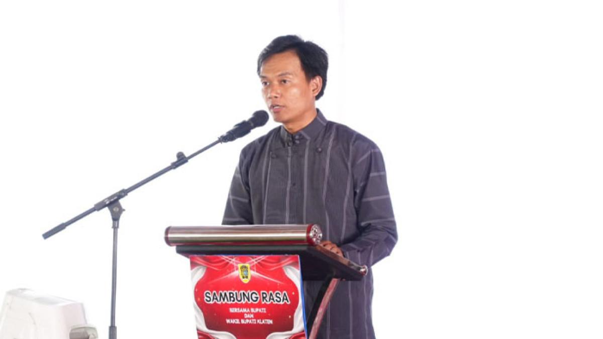 SAMBUNG RASA KLATEN - Kepala Desa/Kecamatan Kemalang Didit Adiantoro mewakili warga curhat soal sulitnya mendapatkan akses air bersih, saat Program Sambung Rasa, Selasa (9/9/2025) di Joglo Kesenian Pringgondani, Desa Kemalang, Kecamatan Kemalang, Klaten.