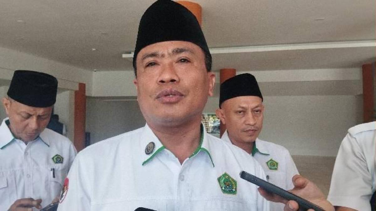 LEMPAR STAND MIC - Kepala Kanwil Kemenag NTB H Zamroni Aziz saat ditemui di Kantor Gubernur, Senin (14/4/2025). Kepala Kantor Wilayah (Kakanwil) Kementerian Agama Nusa Tenggara Barat (Kemenag NTB), Zamroni Aziz jadi sorotan setelah viral aksinya melempar stand mikrofon.
Artikel ini telah tayang di TribunSumsel.com dengan judul Sosok Zamroni Aziz, Kepala Kanwil Kemenag NTB Viral Lempar Stand Mikrofon Saat Lantik Pejabat, https://sumsel.tribunnews.com/news/988886/sosok-zamroni-aziz-kepala-kanwil-kemenag-ntb-viral-lempar-stand-mikrofon-saat-lantik-pejabat?page=all.
Penulis: Aggi Suzatri | Editor: Kharisma Tri Saputra