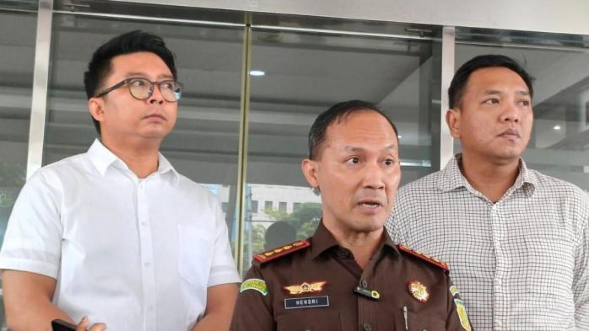 KAJARI JAKBAR - Kepala Kejaksaan Negeri Jakarta Barat (Kajari Jakbar) Hendri Antoro (tengah). Hendri Antoro dicopot dari jabatannya setelah diperiksa internal terkait dugaan keterlibatannya dalam penggelapan uang barang bukti kasus robot trading Fahrenheit.
