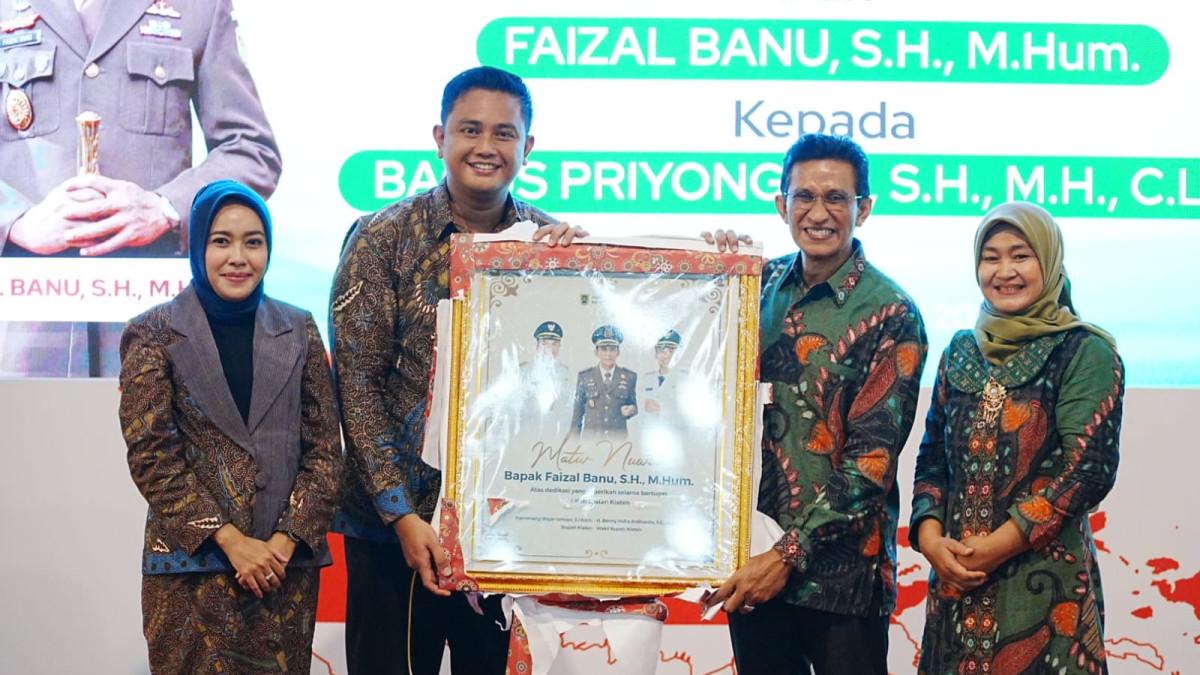 KENAL PAMIT KAJARI - Kepala Kejari Klaten lama Faizal Banu menerima kenang-kenangan berupa foto kolase dari jajaran Forkopimda Klaten sebagai bentuk apresiasi atas dedikasi selama bertugas di Kabupaten Klaten di Pendopo Pemkab Klaten, Sabtu (1/11/2025).