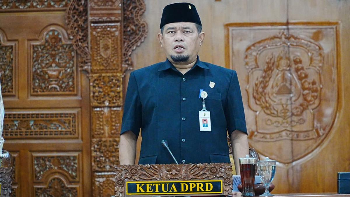 RAPAT DPRD KLATEN - Ketua DPRD Edy Sasongko pimpin Rapat Paripurna agenda penyampaian jawaban atas pemandangan umum fraksi-fraksi DPRD dalam Rapat Paripurna di Gedung DPRD Klaten, Kamis (6/11/2025).