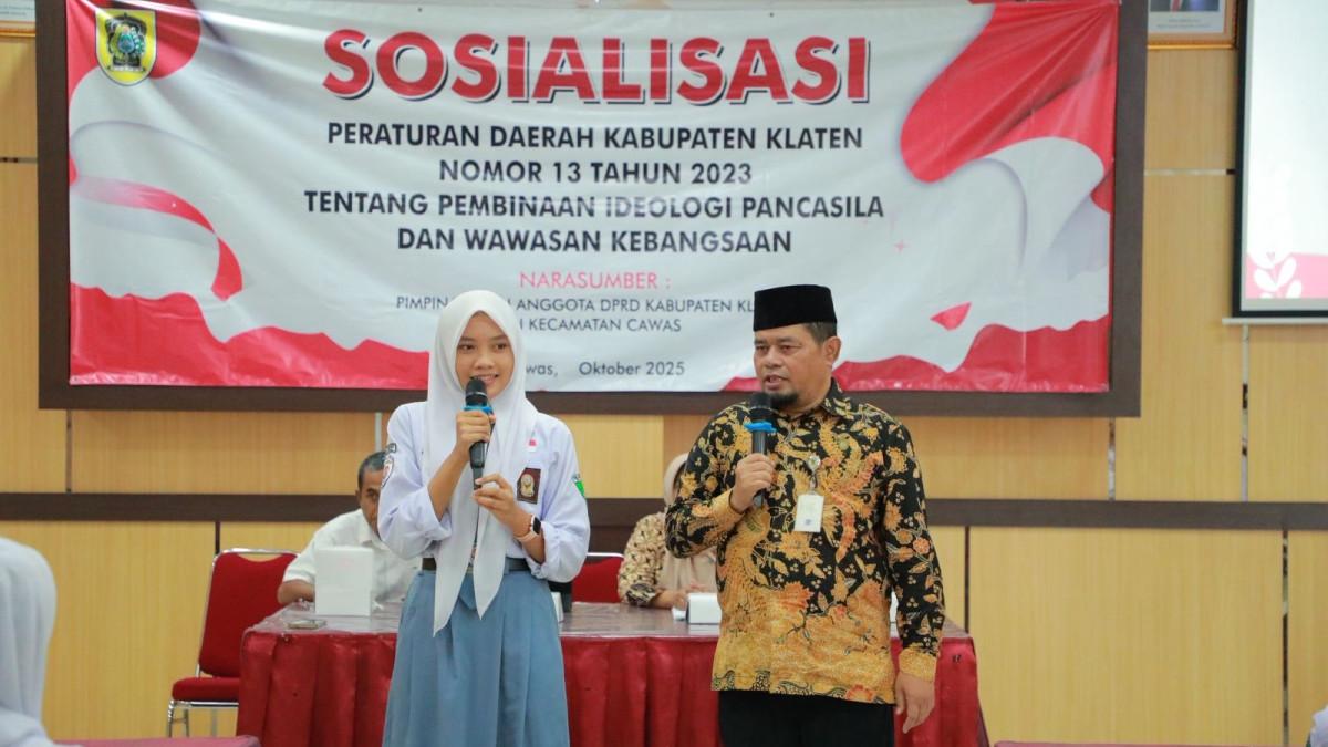 DPRD KLATEN - Ketua DPRD Klaten Edy Sasongko tampak berinteraksi langsung dengan pelajar SMA yang antusias