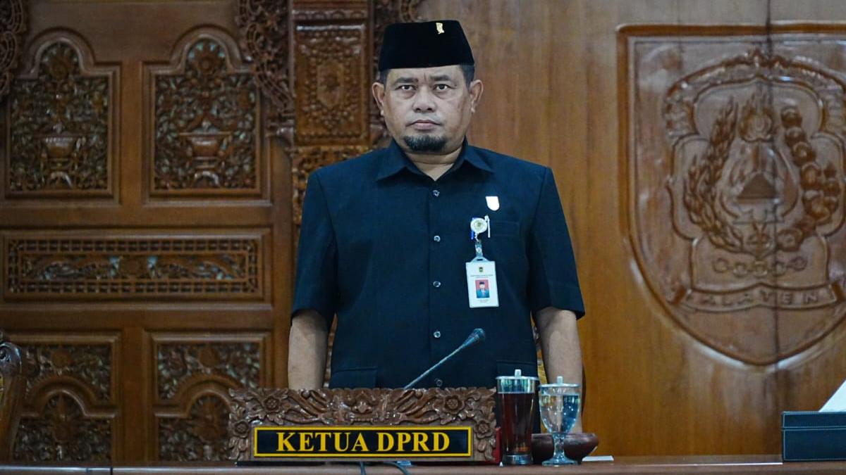 RAPAT DPRD KLATEN - Ketua DPRD Edy Sasongko pimpin Rapat Paripurna agenda penyampaian jawaban atas pemandangan umum fraksi-fraksi DPRD dalam Rapat Paripurna di Gedung DPRD Klaten, Kamis (6/11/2025).