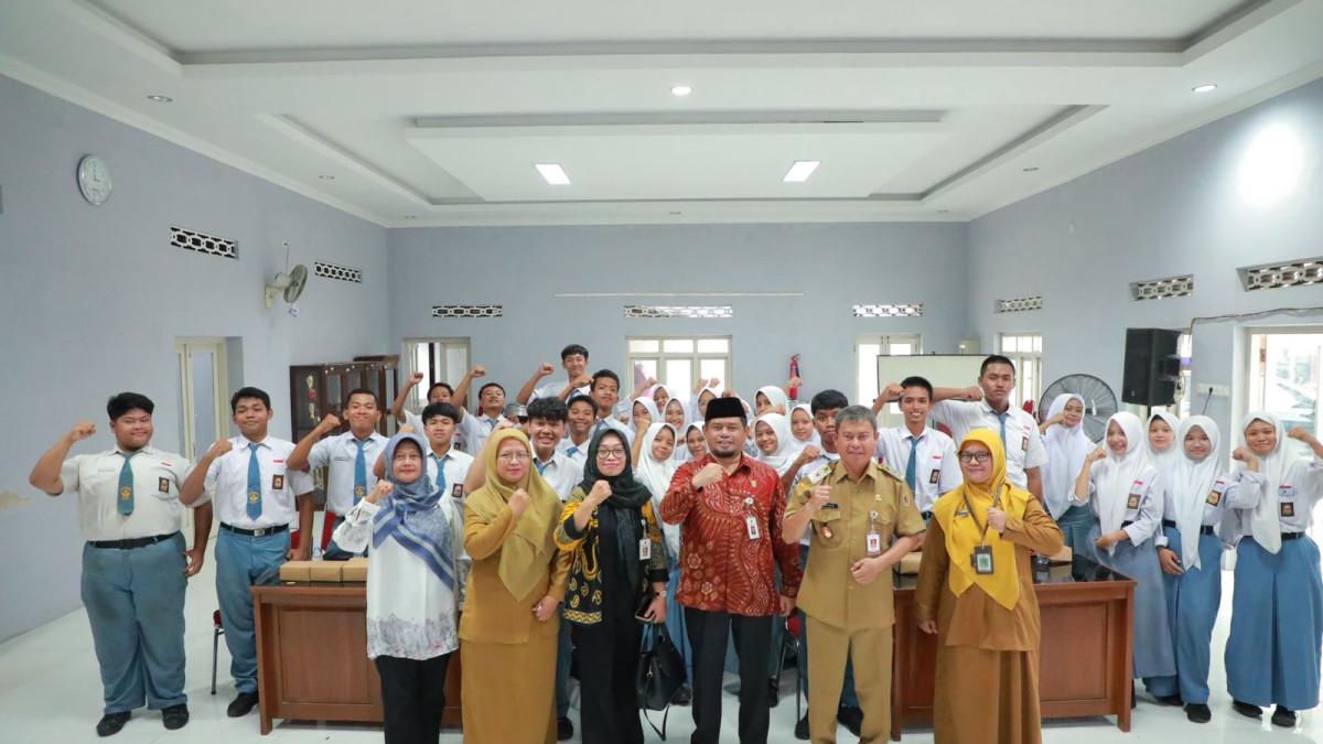DPRD KLATEN - Ketua DPRD Klaten Edy Sasongko sosialisasi Perda Kabupaten Klaten Nomor 13 Tahun 2023 tentang Pembinaan Ideologi Pancasila dan Wawasan Kebangsaan kepada pelajar SMA di Kabupaten Klaten.