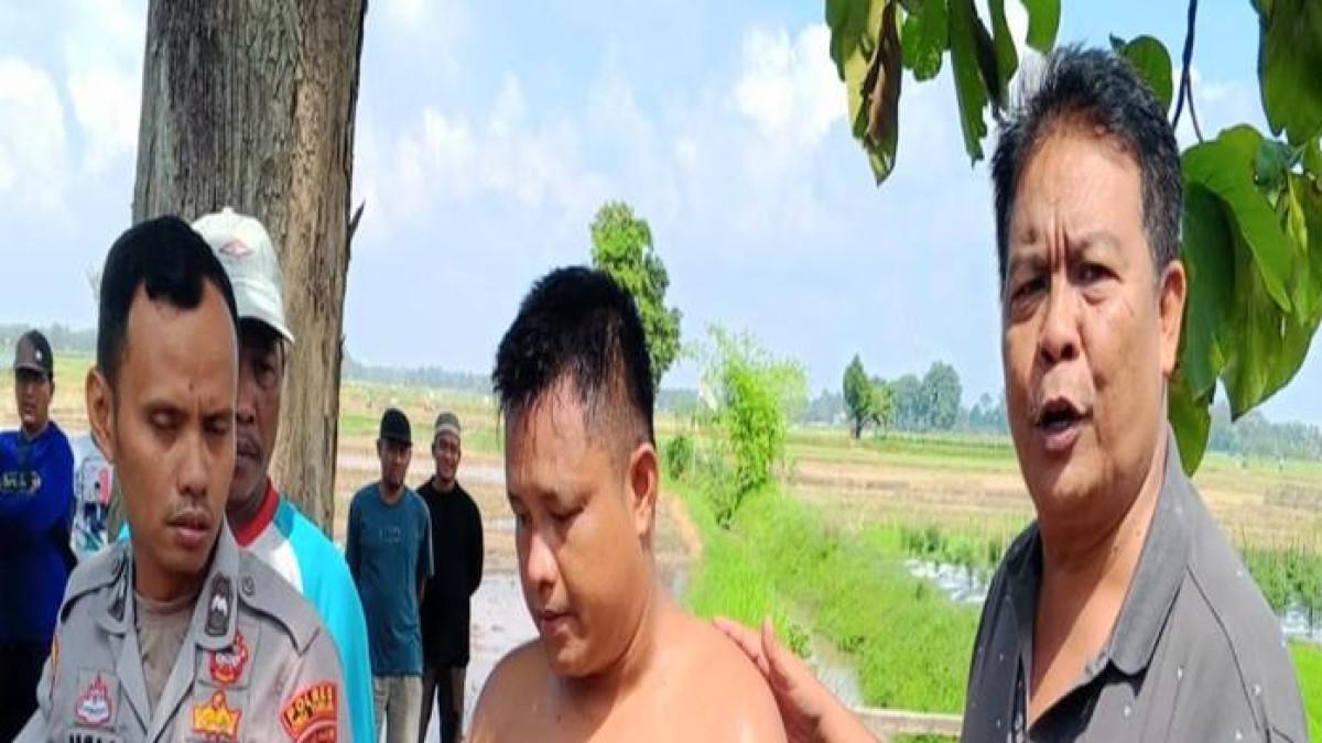 TANGKAP PENCURI -- Ketua DPRD OKU Timur Hermanto (ujung kanan) bersama warga saat mengamankan pelaku pencurian di Desa Tebat Jaya, Kecamatan Buay Madang, sebelum akhirnya diserahkan ke pihak kepolisian, Jumat (19/09/2025). Sempat terjadi aksi kejar-kejaran.