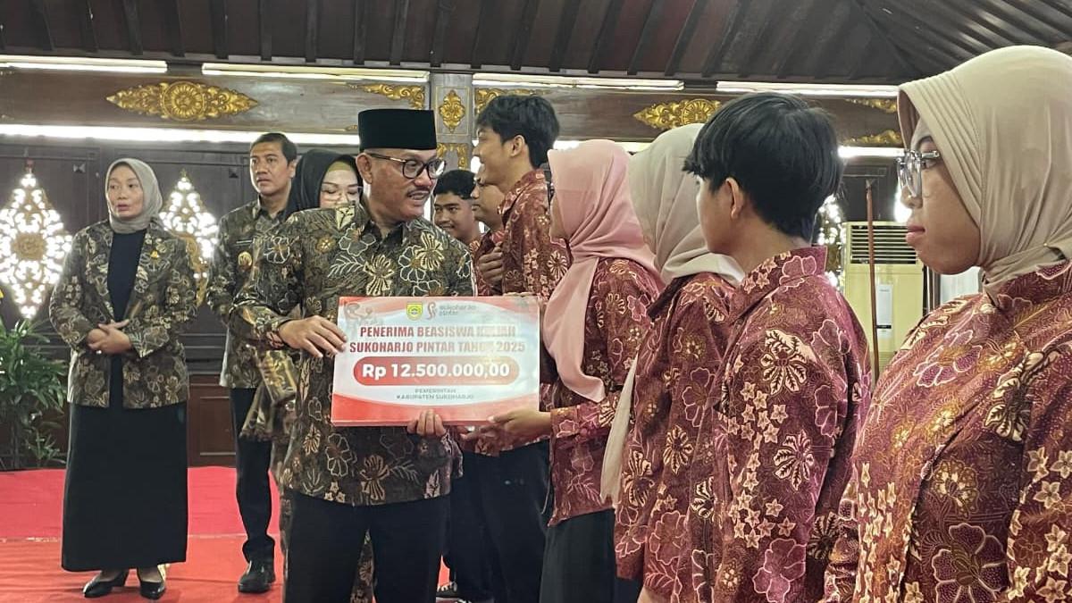 BEASISWA PEMKAB KLATEN - Ketua DPRD Sukoharjo, Nurjayanto, turut hadir dan berpartisipasi dalam penyerahan bantuan beasiswa kepada mahasiswa berprestasi di Pendopo Graha Satya Praja, Rabu (26/11/2025).