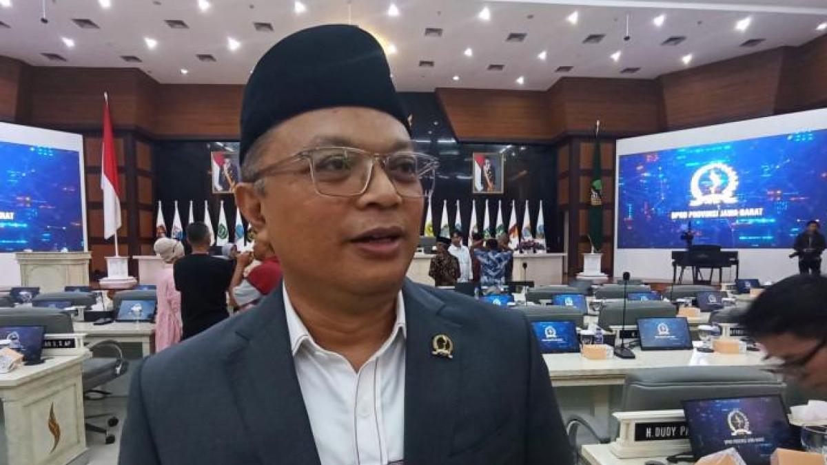 SOSOK ZAINI SHOFARI - Ketua Fraksi PPP DPRD Jawa Barat, Zaini Shofari saat diwawancarai di Gedung DPRD Jabar. Terbaru, Zaini mengkritik program donasi Rp.1000 per hari Dedi Mulyadi. Berikut sosok dan daftar harta kekayaan Zaini Shofari.