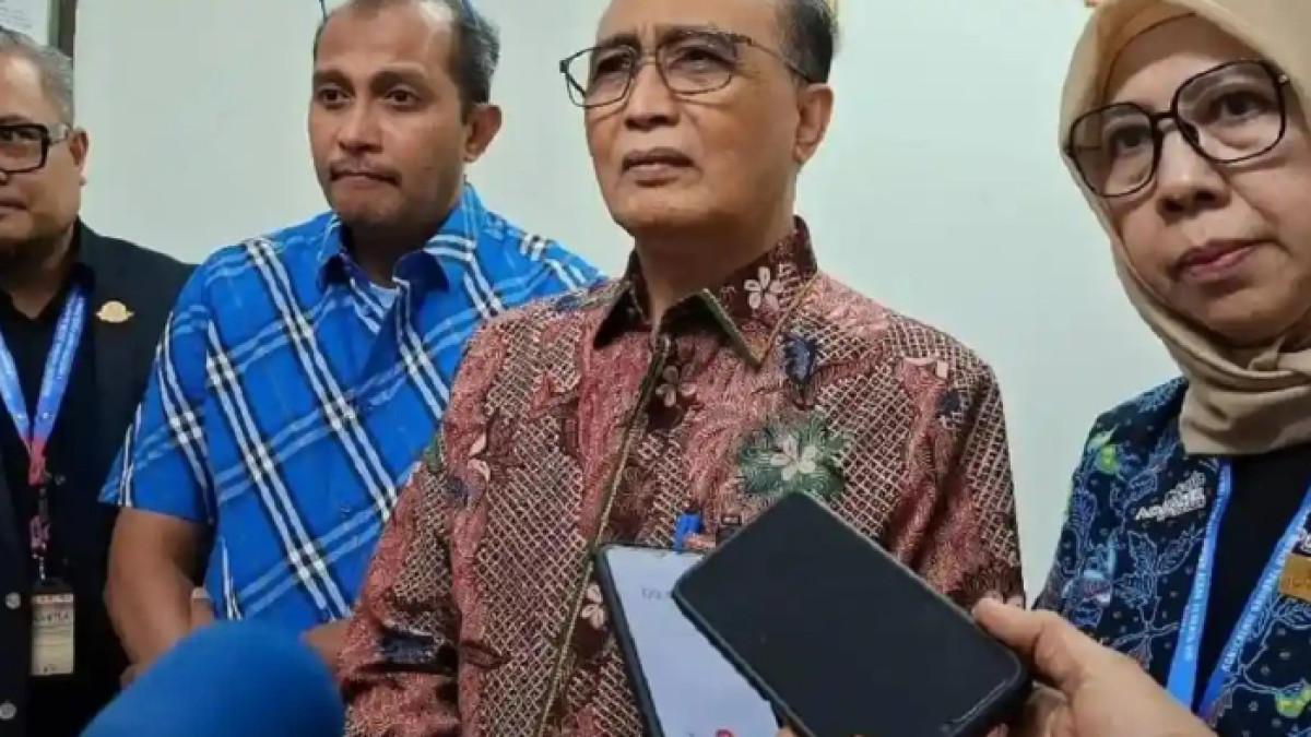 KASUS GURU VIRAL - Ketua Mahkamah Agung (MA) Sunarto usai menghadiri acara Konferensi Asosiasi Dosen Hukum Acara Perdata (ADHAPER) 2025 & Upgrading Hukum Acara Perdata Tahun 2025 di Aula Gedung GRHA William Soeryadjaya Universitas Kristen Indonesia (UKI) Jakarta pada Rabu (19/11/2025). Ia menanggapi soal Abdul Muis dan Rasnal terima uang Rp11 juta dari iuaran komite.