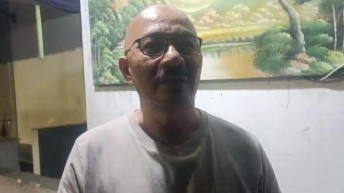 WAWANCARA KHAMOZARO - Khamozaro Waruwu, hakim Pengadilan Negeri Medan saat diwawancarai di rumahnya yang terbakar, Selasa (4/11/2025).