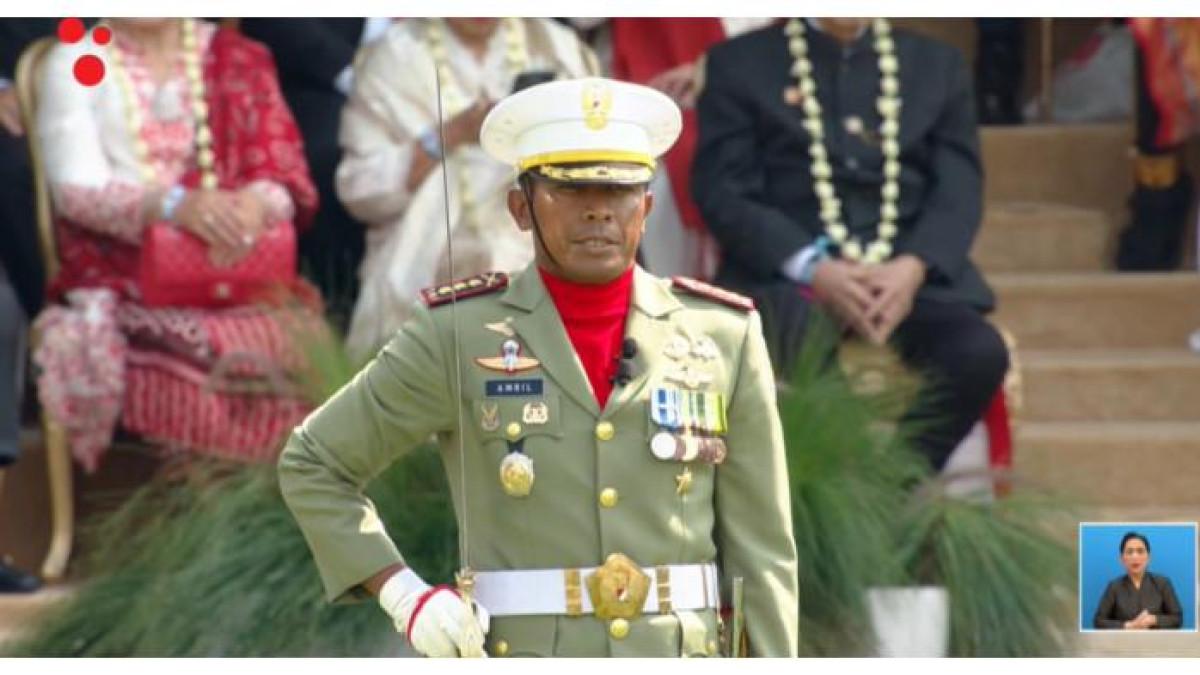 HUT KEMERDEKAAN RI - Tangkapan layar foto Kolonel Inf Amril Hairuman saat menjadi Komandan Upacara HUT ke-80 RI di Istana Merdeka, Minggu (17/8/2025). Kolonel Inf Amril Hairuman merupakan lulusan Akmil tahun 2002 dan banyak menghabiskan karier militer di satuan Kopassus sejak masih berpangkat Letnan.