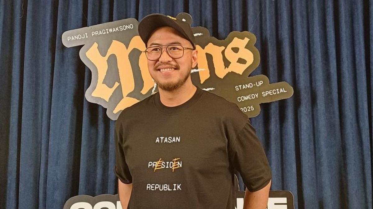 KOMIKA VIRAL - Komika Pandji Pragiwaksono saat konferensi pers pertunjukan komedi Mens Rea di Markas Comika di Petogogan, Jakarta Selatan, Rabu (16/4/2025).