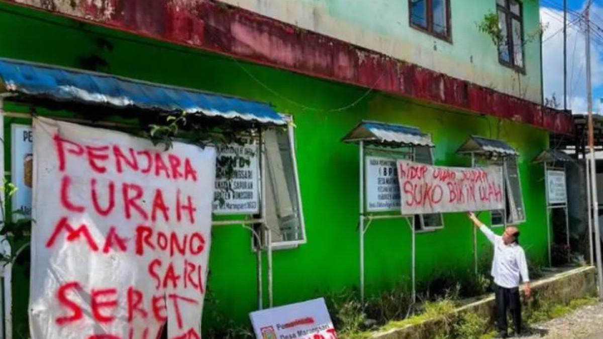 KADES WONOSOBO - Kondisi Balai Desa Marongsari, Kecamatan Sapuran, Kabupaten Wonosobo, Senin (8/6/2026). Spanduk protes warga masih terpasang di area kantor desa, sementara aktivitas pelayanan kepada masyarakat tetap berlangsung normal.
