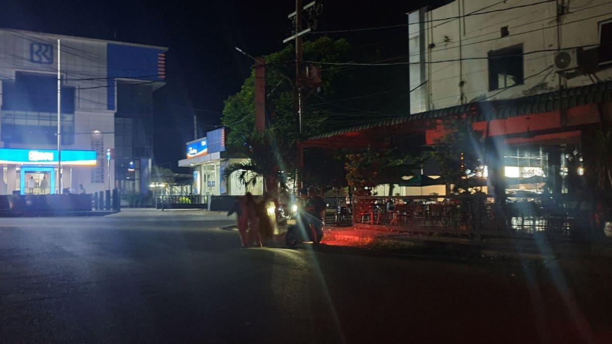 SUMATRA BLACKOUT - Kondisi Kota Padangsidimpuan saat terjadi pemadaman listrik secara tiba-tiba (Blackout), Jumat (23/6/2026). Sudah lima jam, sejak padam pada pukul 18.45 – 01.00 WIB, listrik belum juga kunjung menyala.