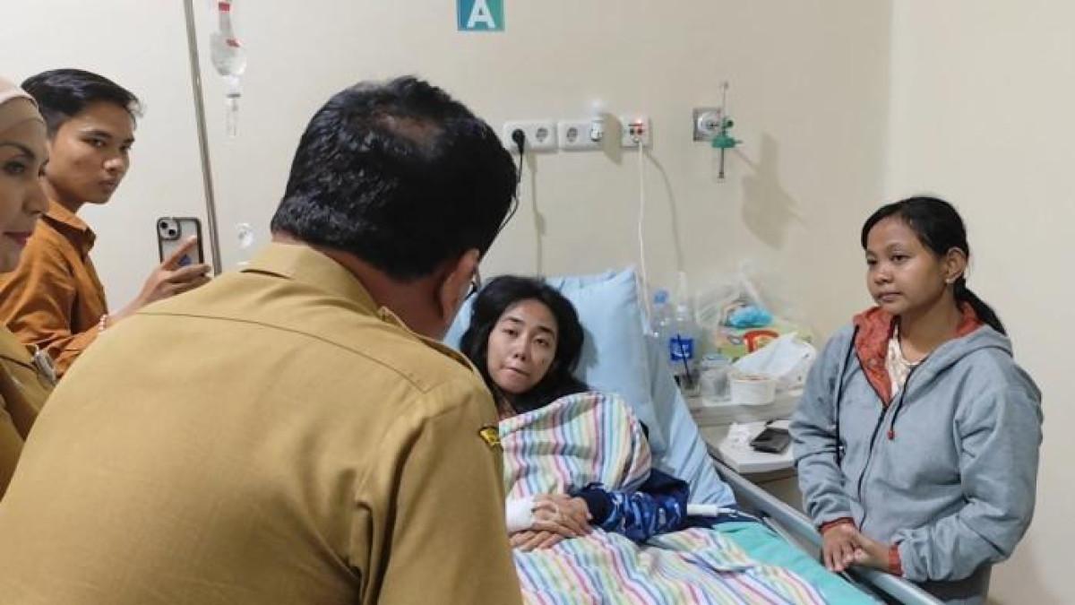 KAKAK ADIK LEMAS : Kondisi Putri Setia Gita Pratiwi (23) terkulai lemas di RS PKU Muhammadiyah Boja Kendal, Senin (3/11/2025). Ia bersama adiknya, Intan Ayu Sulistyowati (17), dirawat di rumah sakit karena tidak makan hampir sebulan dan hanya minum air.