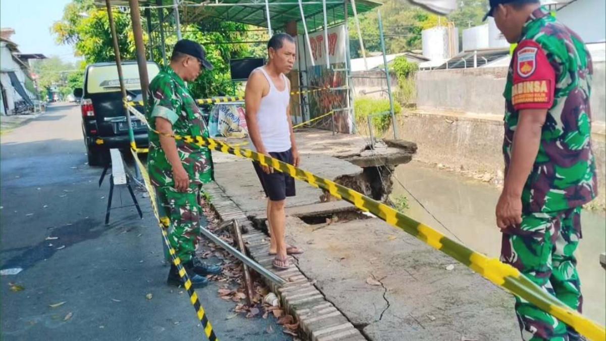 KABAR BERITA SEMARANG - Kondisi bantaran Kali Silandak, tepatnya di Jalan Jembawan 1, Semarang.