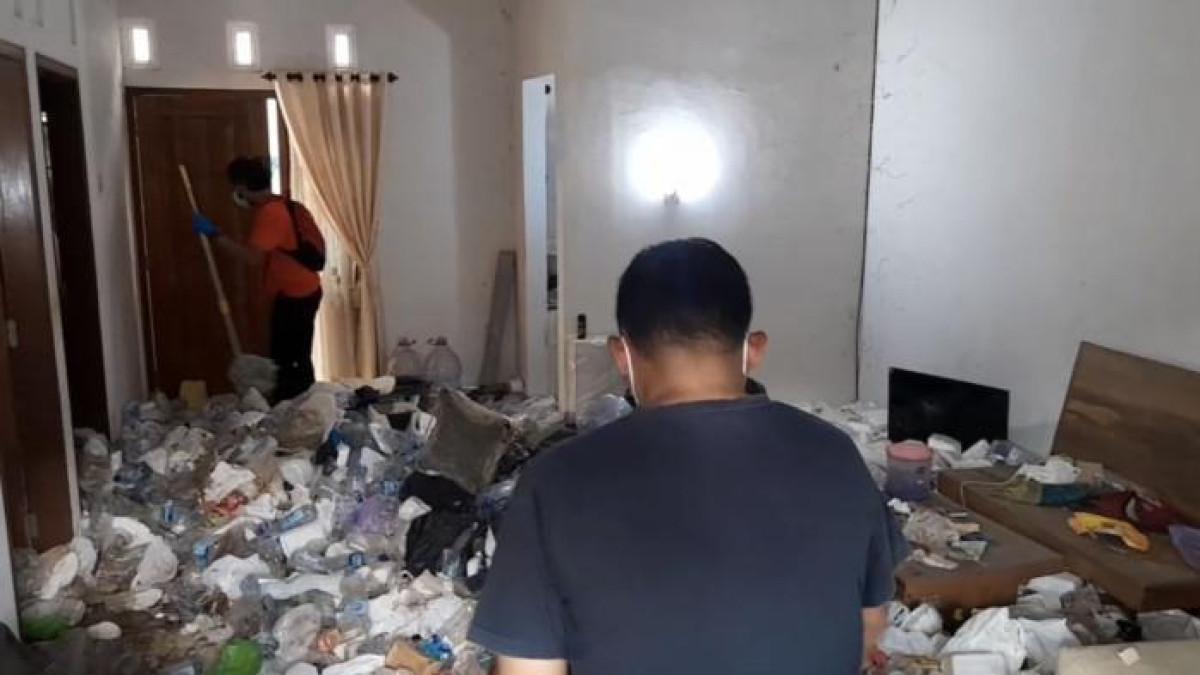 PENUH SAMPAH - Kondisi di dalam rumah YL yang dipenuhi tumpukan sampah kemasan makanan dan minuman. YL sudah delapan tahun tak keluar rumah, setelah berhenti dari pekerjaannya di pabrik gula.