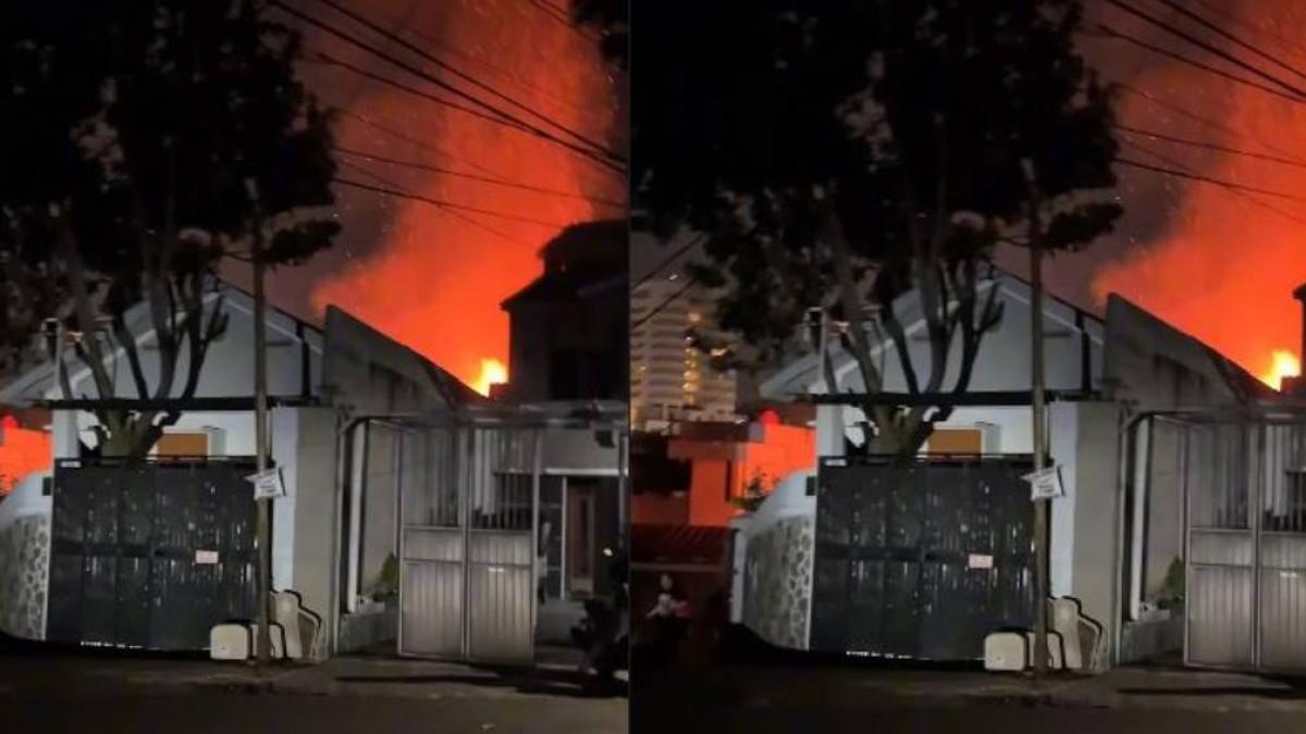 RUMAH ARTIS KEBKARAKAN - Kondisi rumah Anisa Rahma eks Cherrybelle yang hangus terbakar.