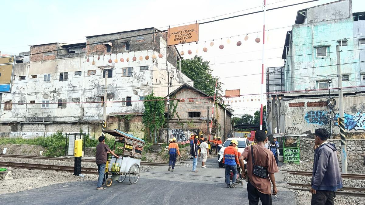 KECELAKAAN KERETA - Kondisi terkini pelintasan sebidang Ampera di Kelurahan Duren Jaya, Bekasi Timur, Kota Bekasi, pasca kecelakaan beruntun yang melibatkan taksi Green SM dengan KRL Cikarang–Jakarta serta tabrakan KA Argo Bromo Anggrek dengan KRL Jakarta–Cikarang, Kamis (30/4/2026).