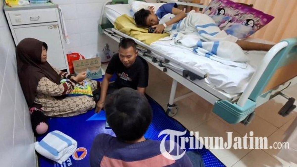 KORBAN AMBRUKNYA PONPES - Korban selamat ambruknya musala Pondok Pesantren Al Khoziny Sidoarjo, Jawa Timur, Syaiful Rossy Abdillah masih menjalani perawatan di RSUD Notopuro Sidoarjo, Senin (6/10/2025). Orang tua dan keluarga terus menjaga dan menemaninya selama menjalani perawatan setelah santri berusia 14 tahun itu berhasil dievakuasi dari bawah reruntuhan bangunan tiga lantai di kompleks ponpes.