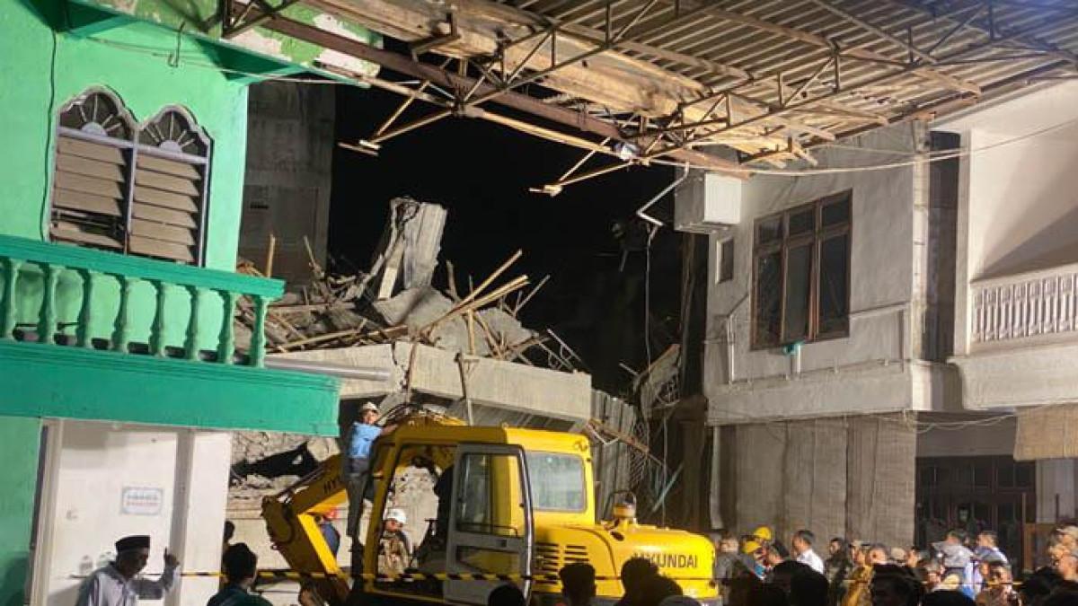PONPES AMBRUK - Petugas gabungan masih melakukan penggalian di reruntuhan bangunan Pondok Pesantren Al Khoziny di Desa/Kecamatan Buduran, Kabupaten Sidoarjo yang runtuh, Senin (29/9/2025) sore.