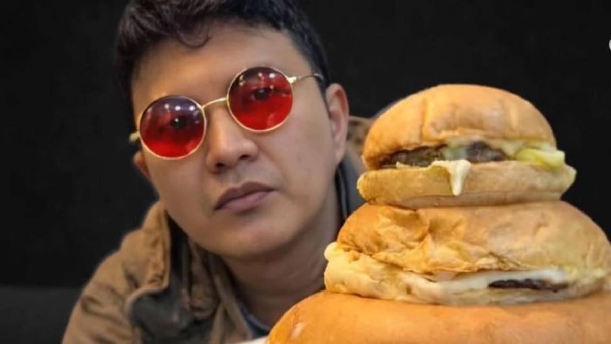 ARTIS VIRAL - Kronologi pembeli burger Aldi Taher diduga disiram oleh tetangga, sang artis sampai meminta maaf.
