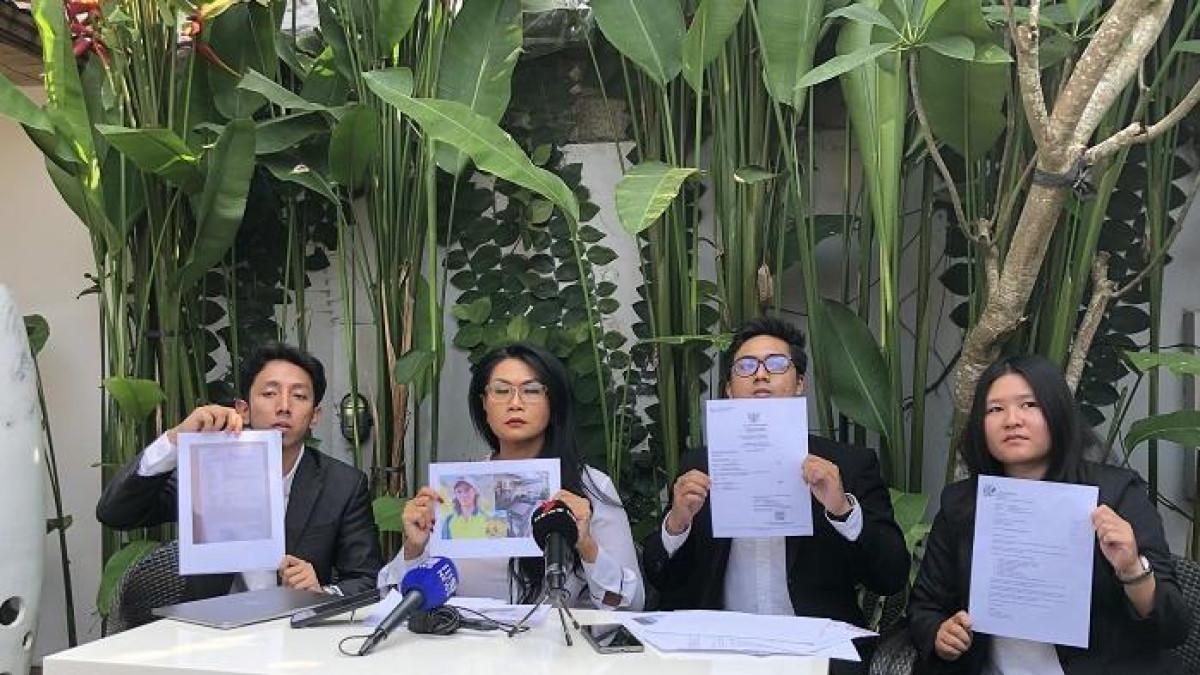 KASUS KEMATIAN - Kuasa hukum keluarga Byron dari Malekat Hukum Law Firm, menunjukkan foto almarhum sebelum meninggal dan menunjukkan surat-surat dari kepolisian hasil autopsi.