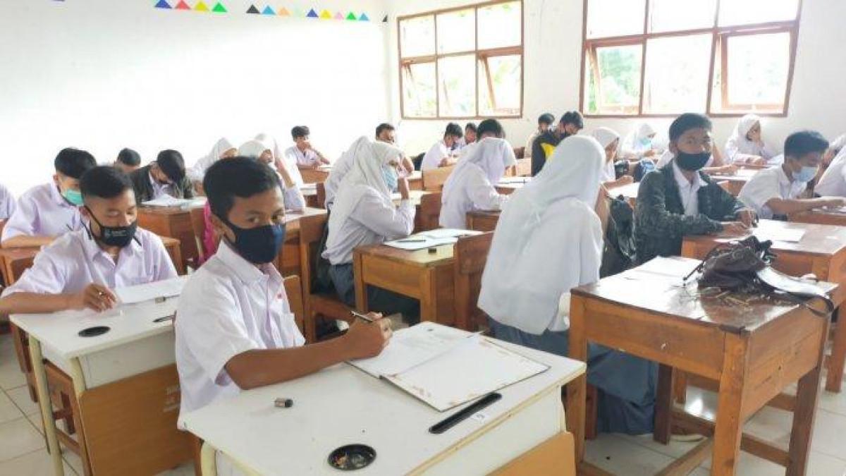 Kunci Jawaban 30 TKA SMA Fisika 2025 Tongkat Panjang yang Terkulai ke Bawah Membantu Pemain Sirkus
