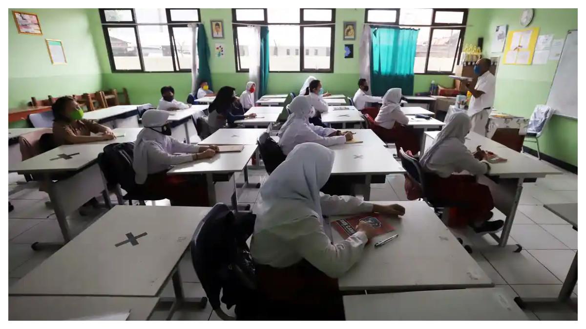 SOAL PAS KELAS 7 - Sejumlah siswa saat mengikuti uji coba kegiatan belajar mengajar (KBM) tatap muka di SMPN 2 Bekasi, Jawa Barat. Soal PAS PAI Kelas 7 Semester 1 Kurikulum Merdeka dan kunci jawaban dapat jadi bahan latihan belajar siswa menghadapi SAS, UAS atau ASAS.