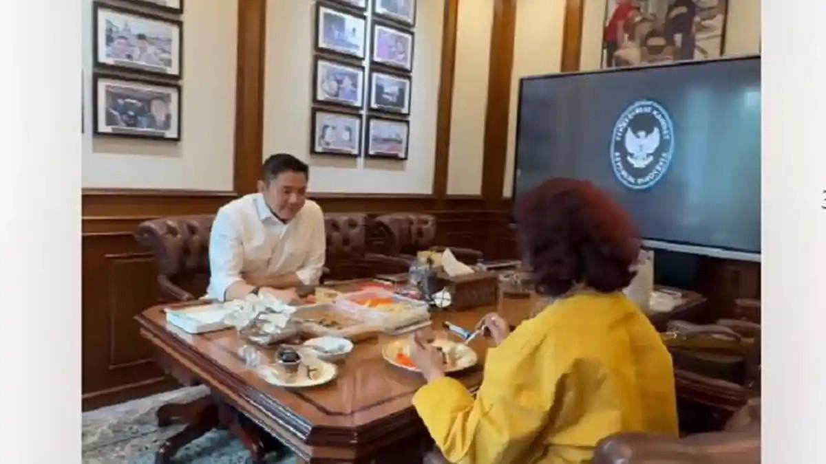 SUSI KUNJUNGI TEDDY - Kunjungan Susi Pudjiastuti terekam dalam sebuah video yang diunggah di akun TikTok resmi Seskab Teddy pada Sabtu (31/1), dan segera menarik perhatian publik karena interaksi ringan namun hangat di antara keduanya.
