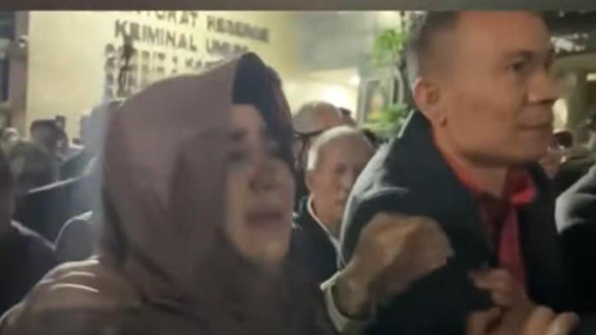 SOSOK VIRAL - Kurnia Tri Royani menangis dampingi Rismon Cs usai diperiksa penyidik Polda Metro Jaya.