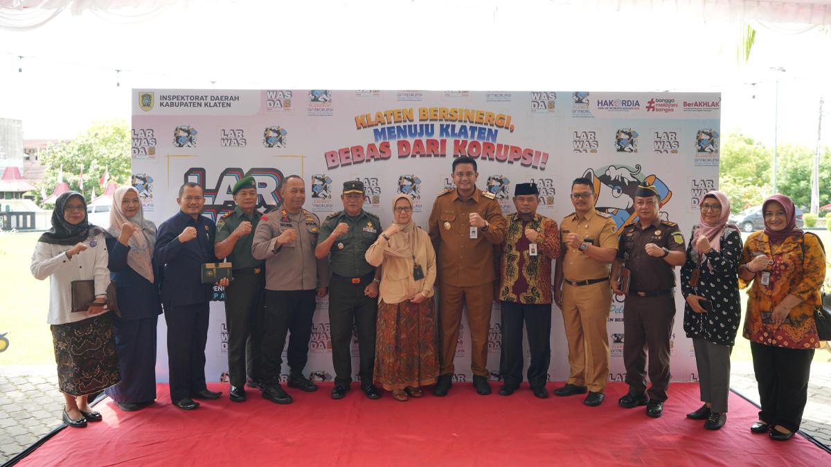 PENGHARGAAN PEMKAB KLATEN - Larwasda 2025, peserta duduk berjajar di pendopo dengan backdrop bertuliskan Klaten Bersinergi Menuju Klaten Bebas Korupsi, pada Selasa (18/11/2025) di Pendopo Pemkab Klaten.