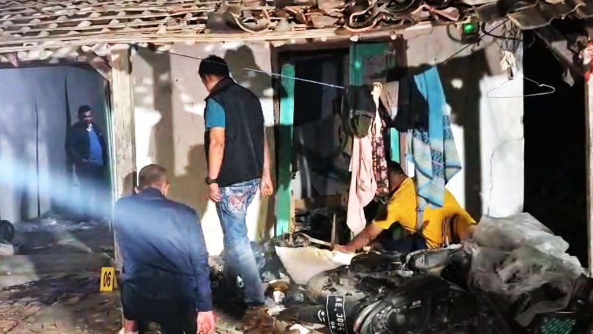 PETASAN MELEDAK PONOROGO - Ledakan dahsyat diduga petasan terjadi di Dusun Cuwet, Desa Plosojenar, Kecamatan Kauman, Kabupaten Ponorogo menjelang Magrib. Ledakan terjadi di rumah Minten yang berada di RT 02 RW 02 dusun setempat. Akibat ledakan tersebut 1 korbanmeninggla dunia dan 2 korban menglaami luka luka.