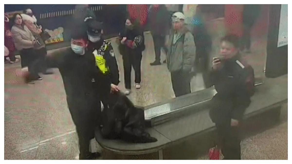 Stasiun Kereta Api Shanghai Barat di China setelah kebakaran berhasil dipadamkan pada hari Senin, 5 Januari.