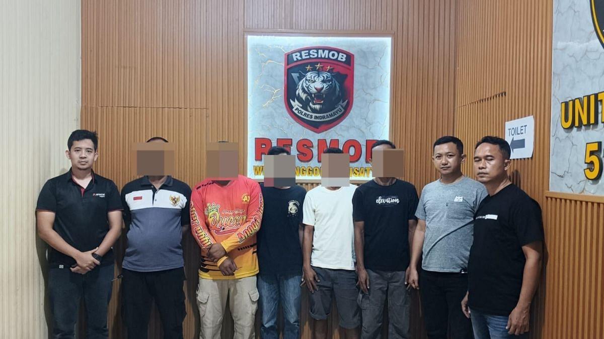 PENGANIAYAAN VIRAL - Lima pelaku penganiayaan terhadap seorang dokter yang diamankan Sat Reskrim Polres Indramayu, Minggu (26/10/2025)(Dok Polres Indramayu)