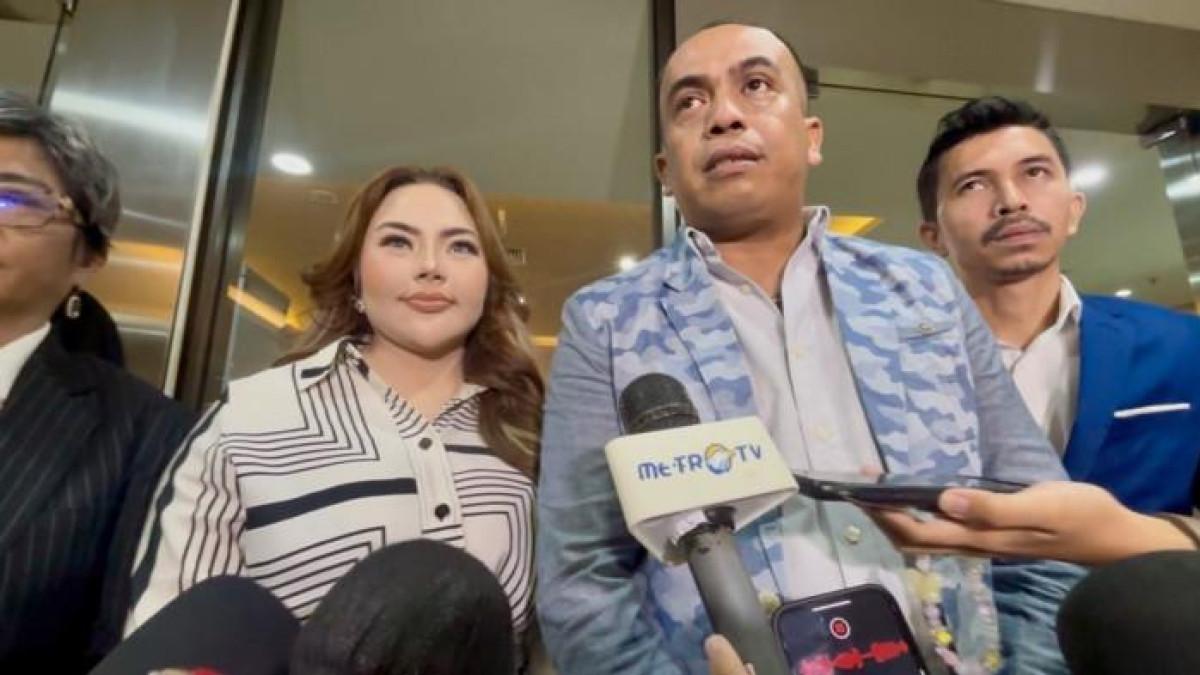 KASUS LISA MARIANA - Selebgram Lisa Mariana, ditemui usai menjalankan pemeriksaan sebagai tersangka di Bareskrim Polri, Jumat (24/10/2025). Lisa Mariana ucap syukur kini banyak endorse meski dihujat buntut kasusnya dengan Ridwan Kamil.