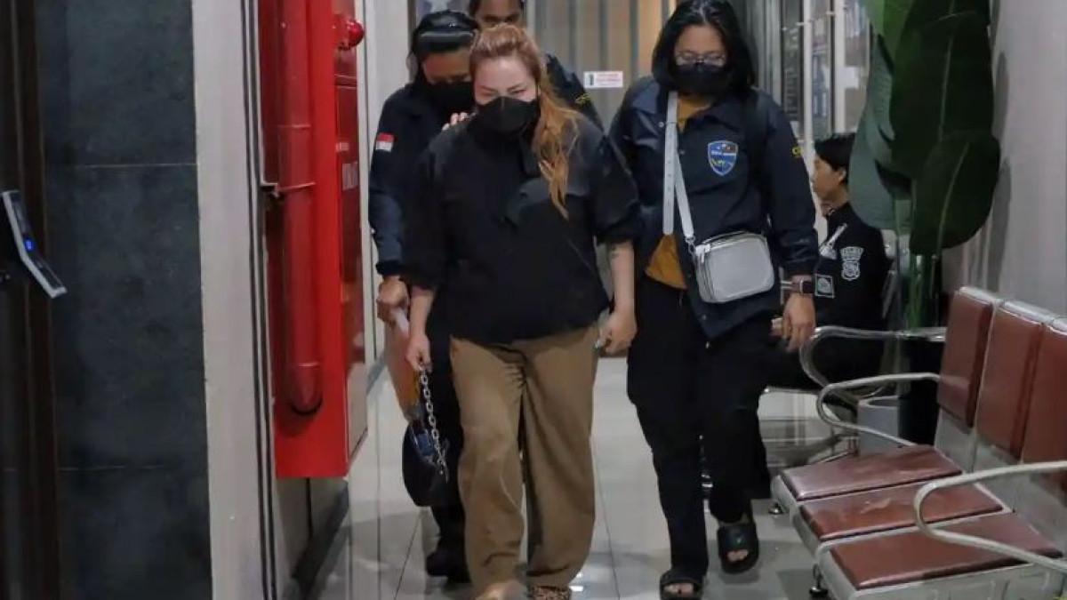 DITANGKAP - Lisa Mariana saat di Gedung Ditressiber Polda Jabar, Kamis (4/12/2025). Dia dibawa polisi hanya membawa tas kecil.