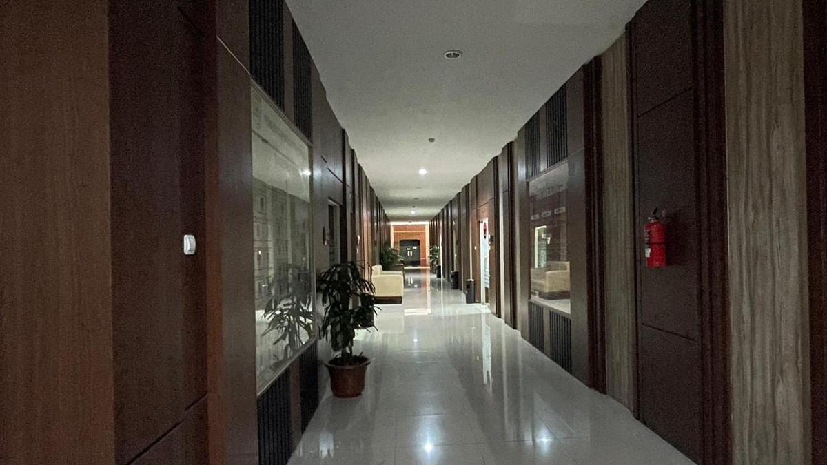 DPRD SUKOHARJO - Suasana DPRD Sukoharjo saat menerapkan efisiensi energi dengan mematikan lampu di setiap lorong ruangan, Kamis (9/4/2026).